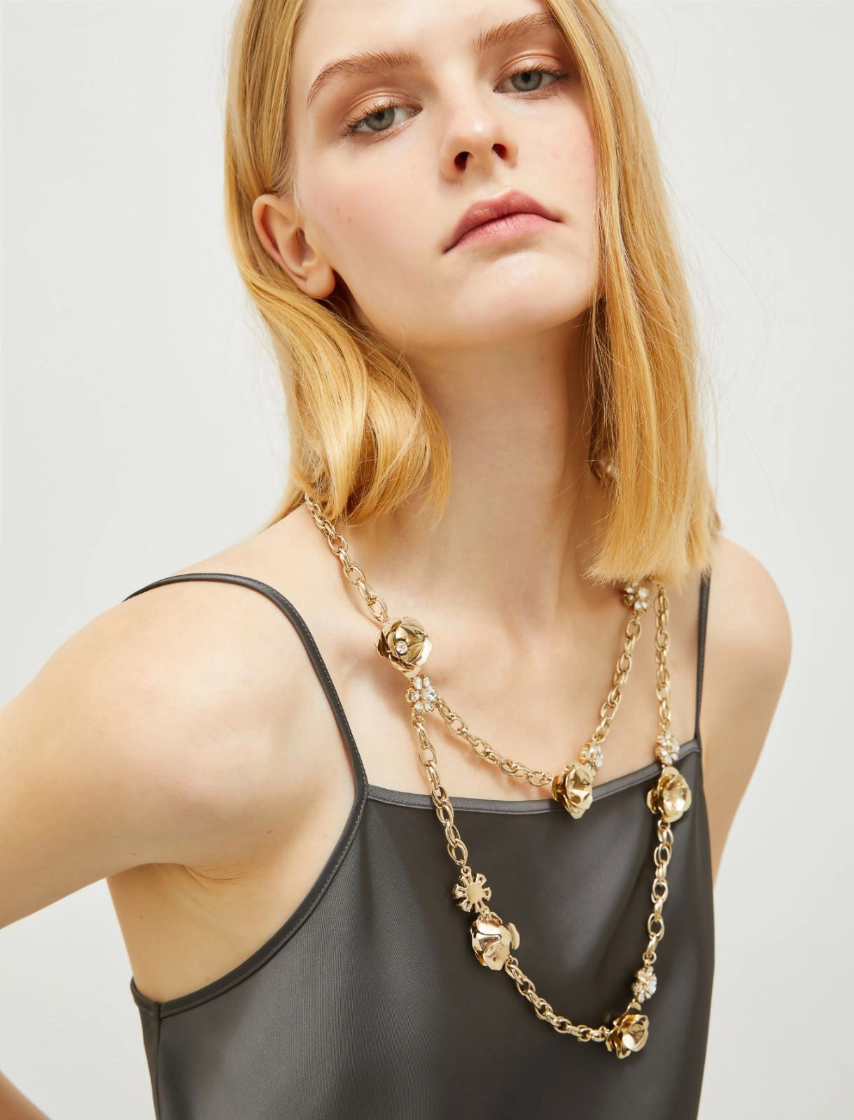 Long flower and rhinestone necklace - Gold - 25 Bell Street